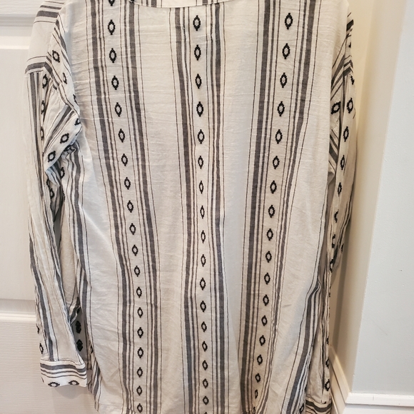 Button down Aztec design - Picture 2 of 3